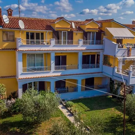 Apartment Fuer 6 Personen Ca 90 Qm In Rovinj, Istrien Istrische Riviera *